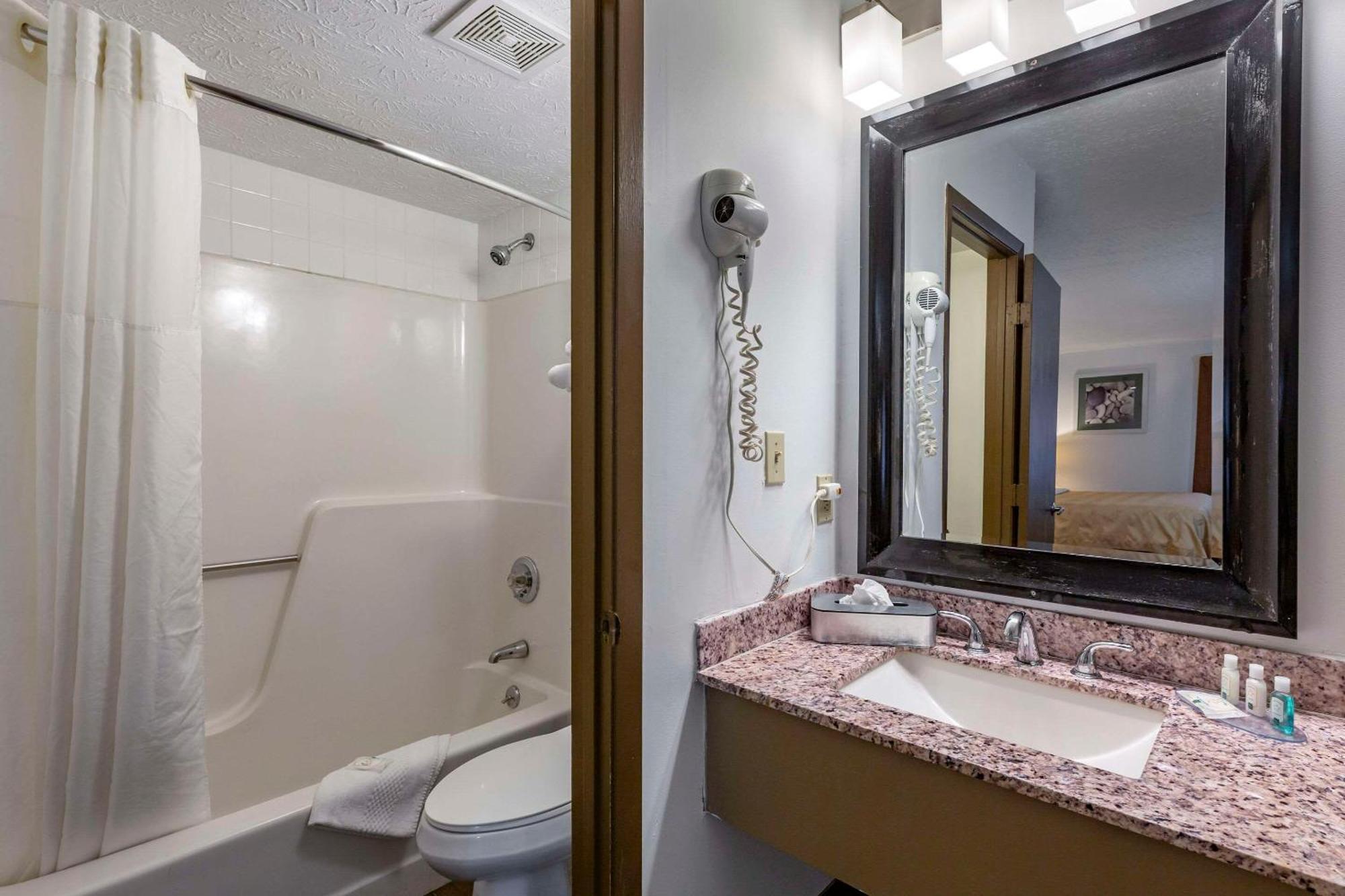 Quality Inn Austintown-Youngstown West Eksteriør billede